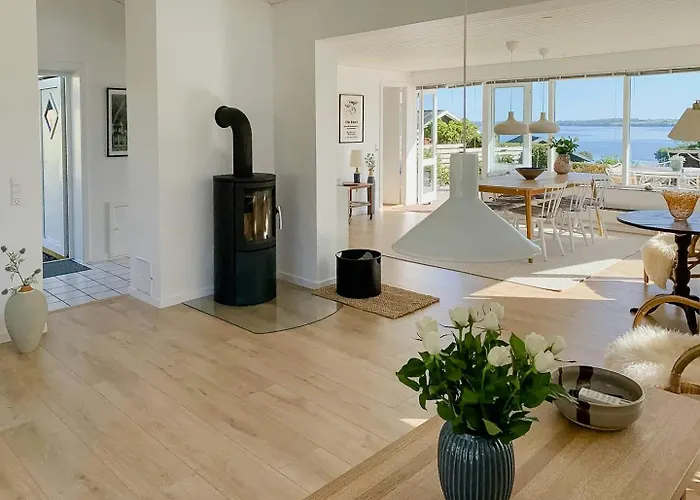 펜션 Unique House Overlooking Fjord 아벤라